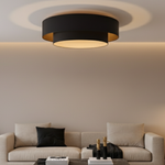 Plafonnier abat-jour noir et or dans un salon design