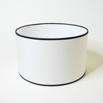 abat-jour cylindrique blanc à bord noir