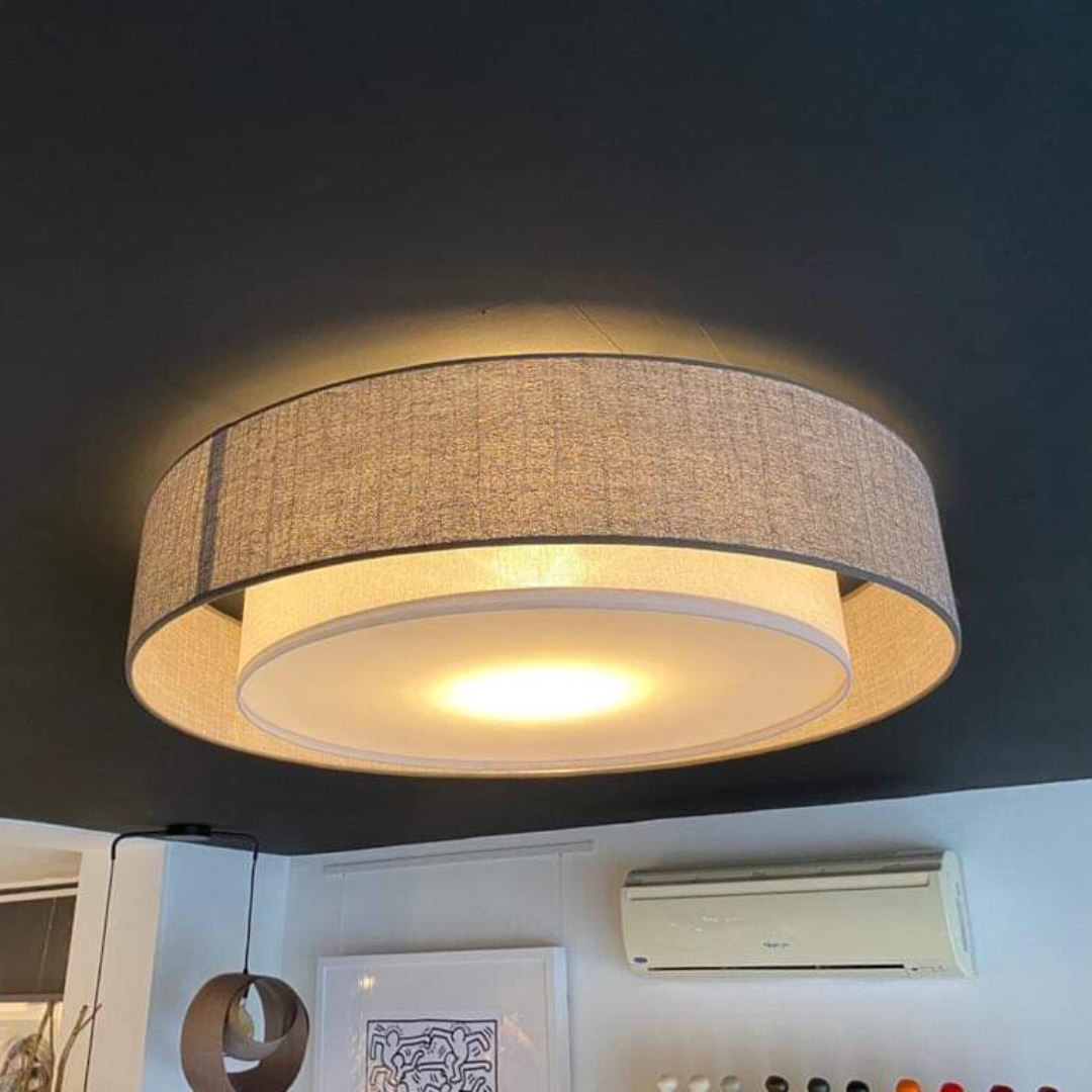 Abat-jour pour plafonnier en lin taupe et blanc dans un salon chaleureux