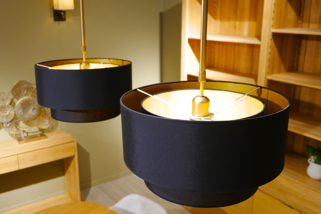 Suspension luminaire laiton double avec abat-jours noir et or artisanal
