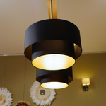 Abat-jours noir et or artisanaux sur suspension laiton double