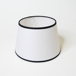 abat-jour conique blanc liseré noir