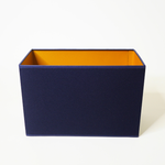 abat-jour rectangulaire bleu marine avec intérieur doré mat