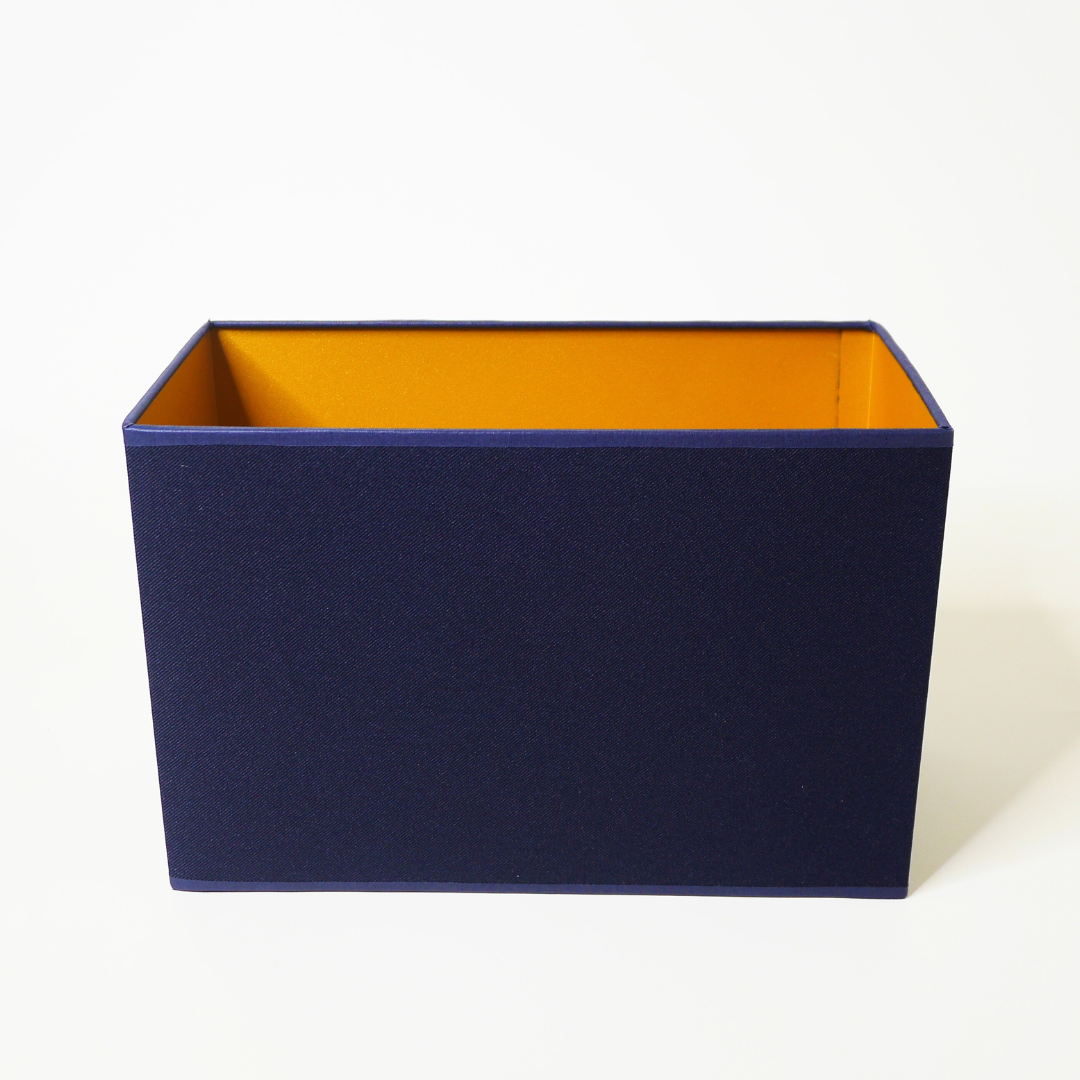 abat-jour rectangulaire bleu marine avec intérieur doré mat