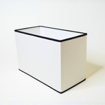 abat-jour rectangulaire blanc avec bord noir