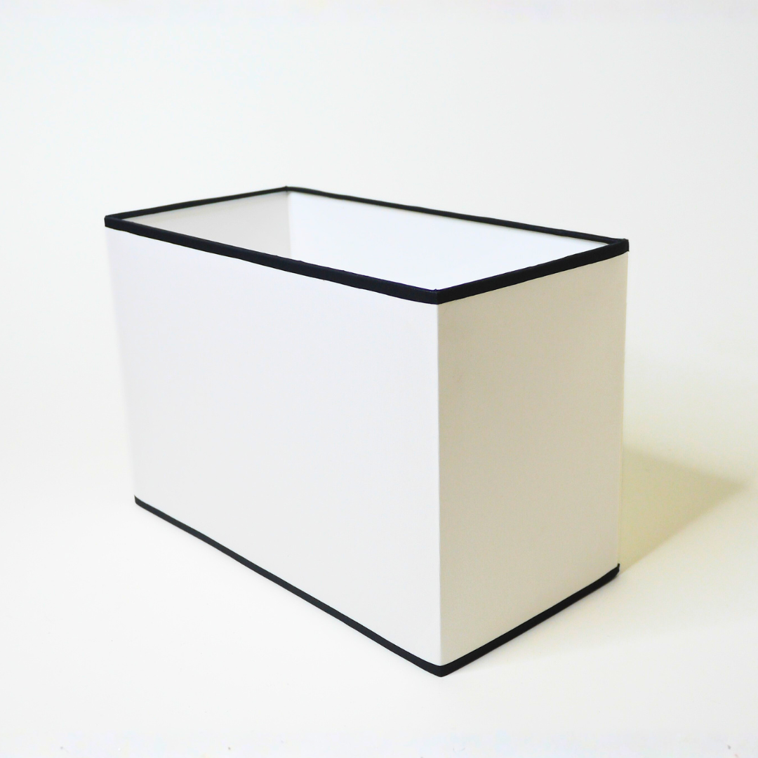 abat-jour rectangulaire blanc avec bord noir