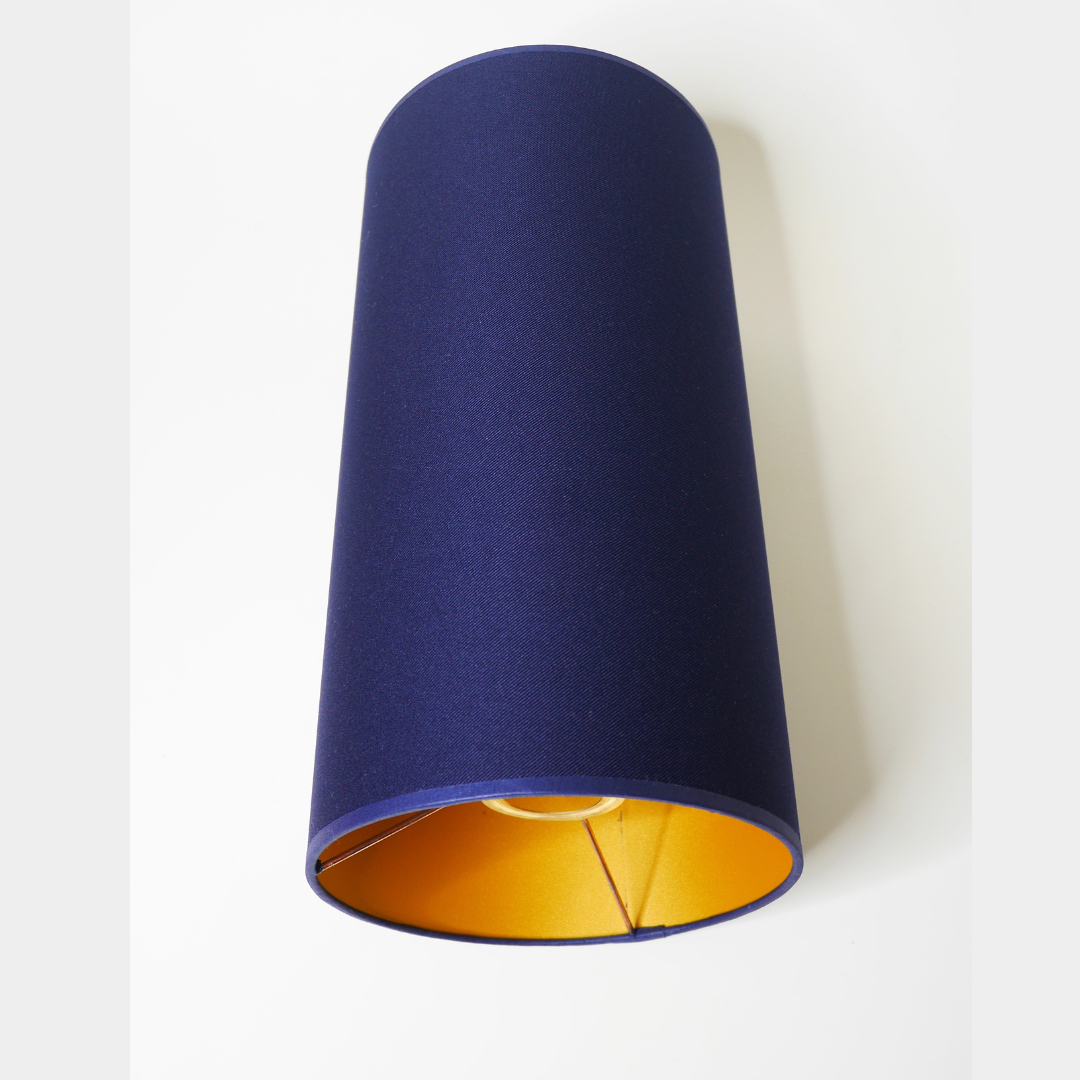 Abat-jour tube bleu marine avec intérieur doré