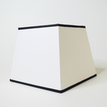 abat-jour pyramide blanc galon noir