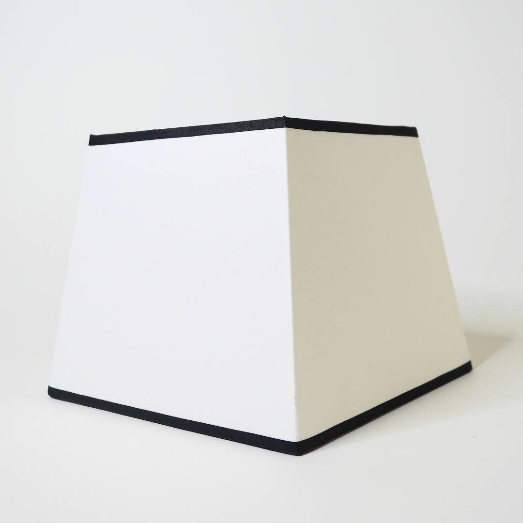 abat-jour pyramide blanc galon noir