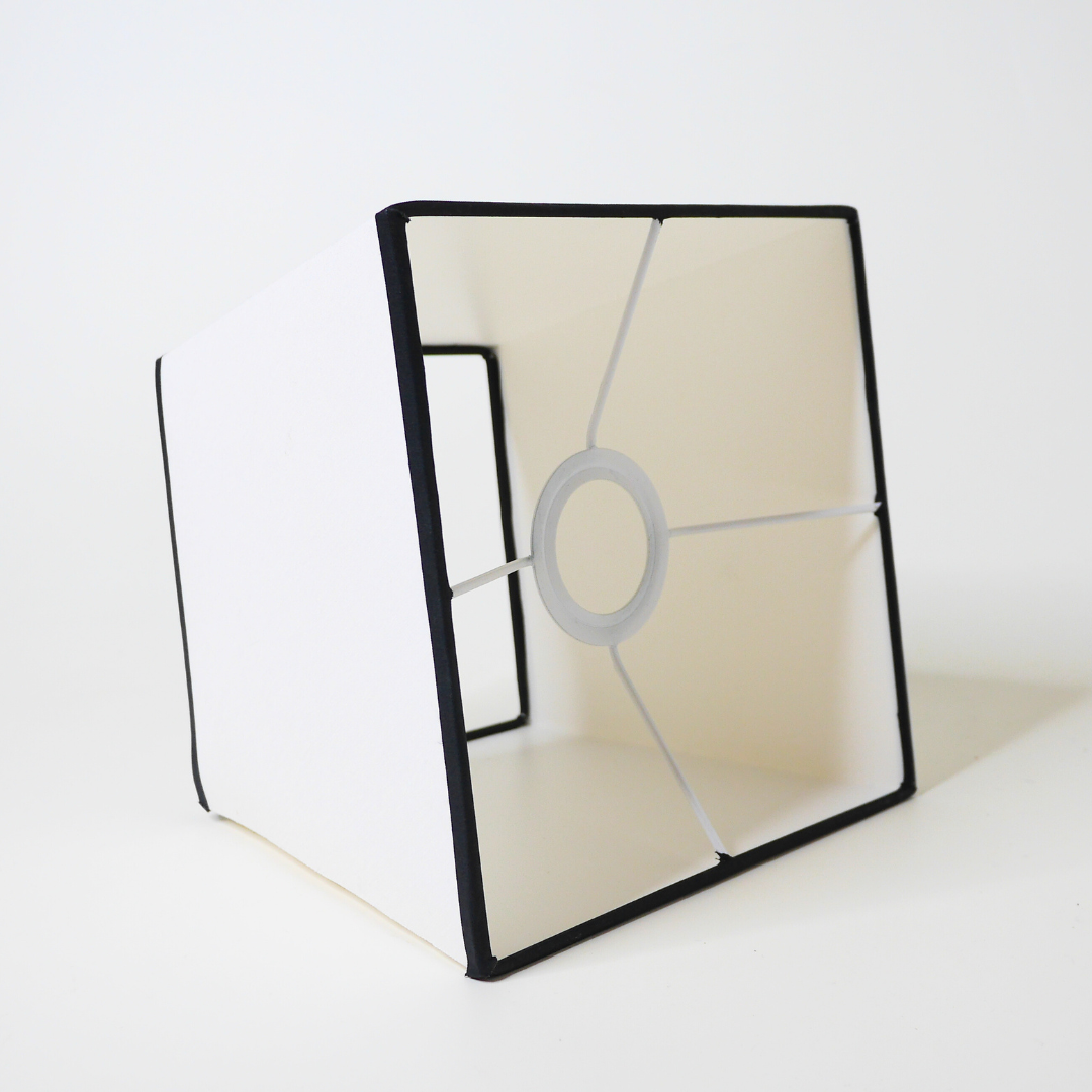 abat-jour pyramide blanc bord noir