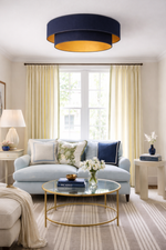plafonnier abat-jour bleu marine et or dans un salon chaleureux