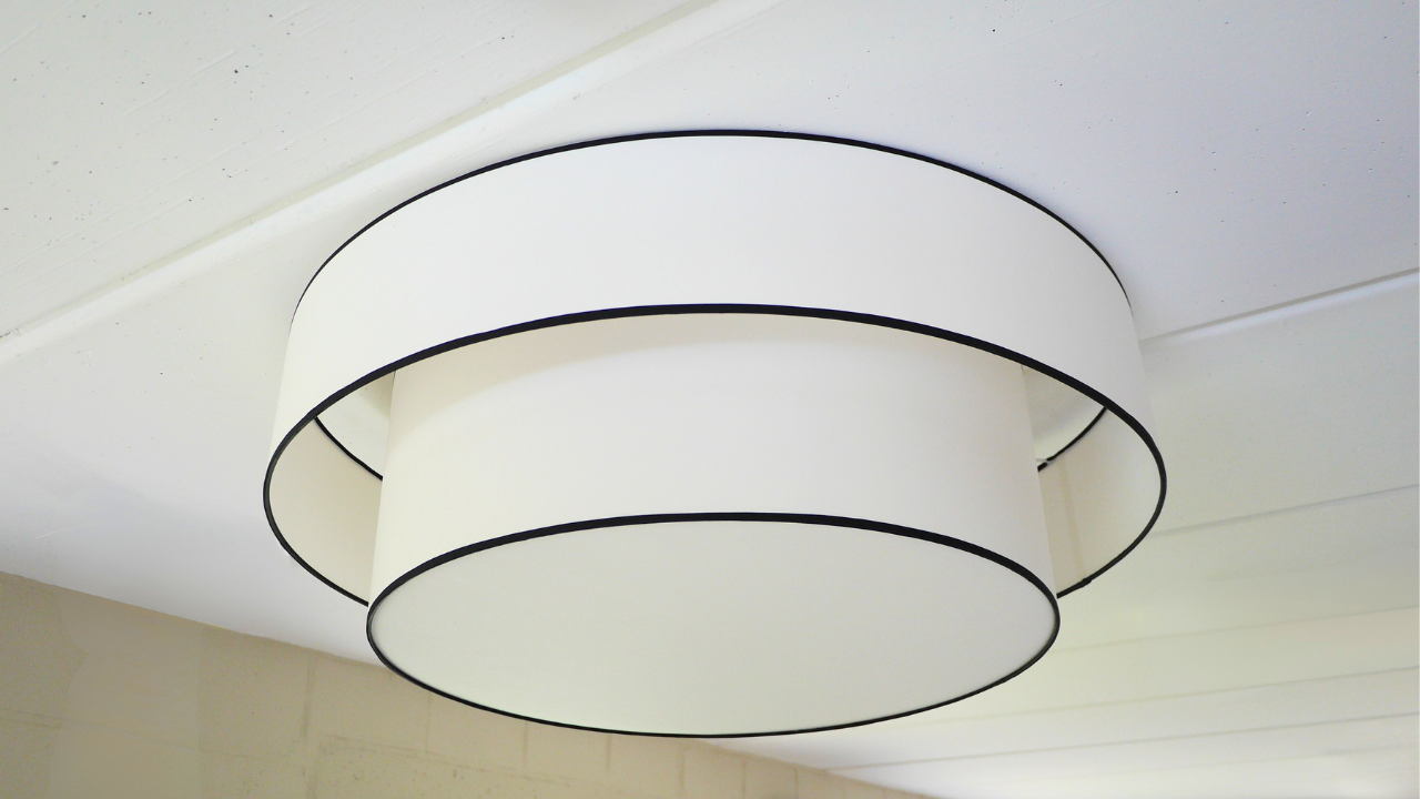 abat-jour pour plafonnier blanc et noir fixé au plafond dans un atelier
