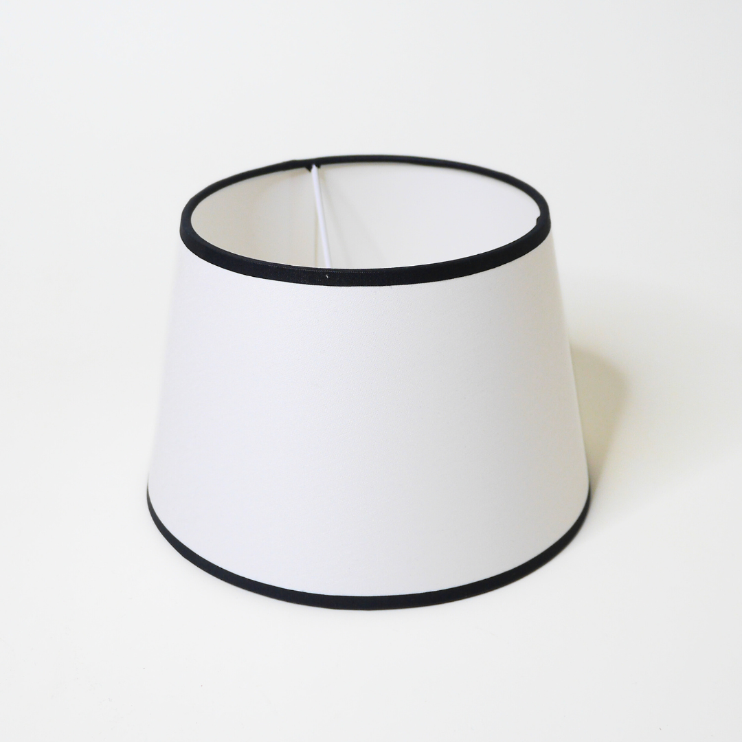 abat-jour conique blanc liseré noir