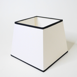 abat-jour pyramide blanc liseré noir