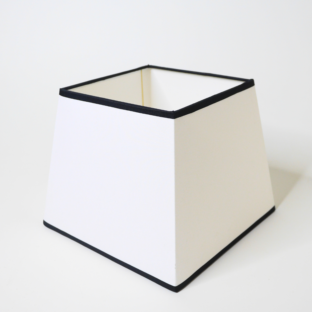 abat-jour pyramide blanc liseré noir