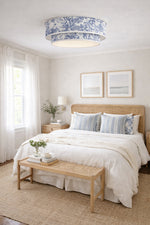 Plafonnier abat-jour toile de Jouy bleu dans une chambre à coucher