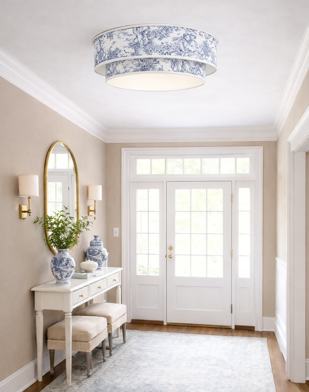 Plafonnier abat-jour toile de Jouy bleu dans un hall d'entrée